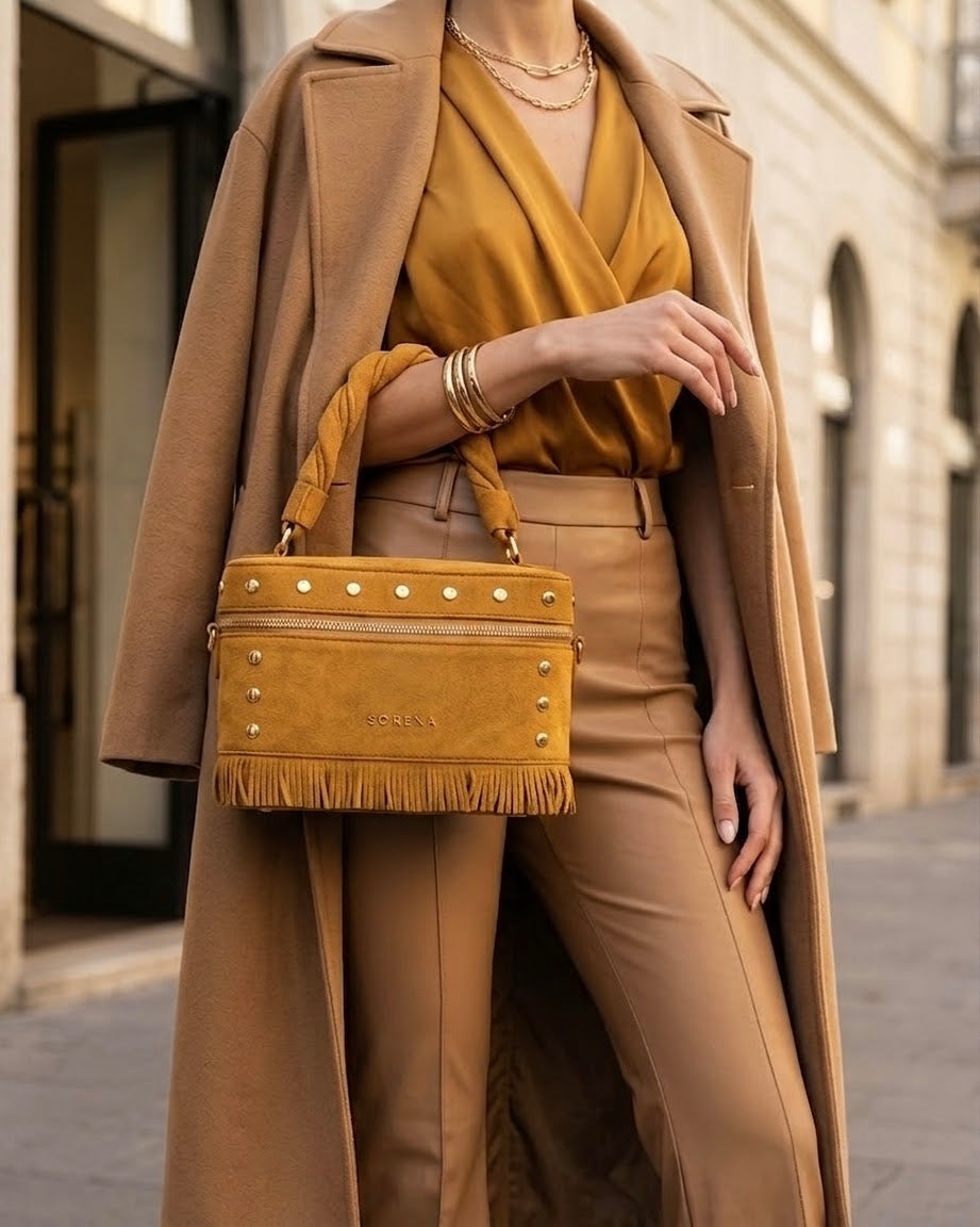 Borsa bauletto a mano e tracolla Sorena prodotta in Grecia in camoscio giallo ocra con manico intrecciato, borchie e frange - Buttò Calzature - modella.