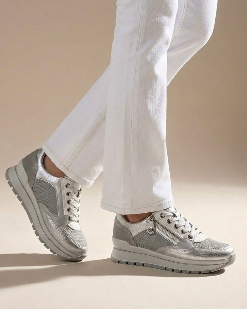 Sneakers da donna brand iMac color argento metallizzato, suola platform bianca, inserti in mesh e pratica zip laterale per una calzata facilitata - indossate.