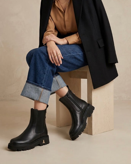 Stivaletti chelsea da donna Patrizia Pepe in vera pelle liscia nera con elastico laterale, Fly gioiello posteriore e suola chunky carrarmato - Buttò Calzature - modella.
