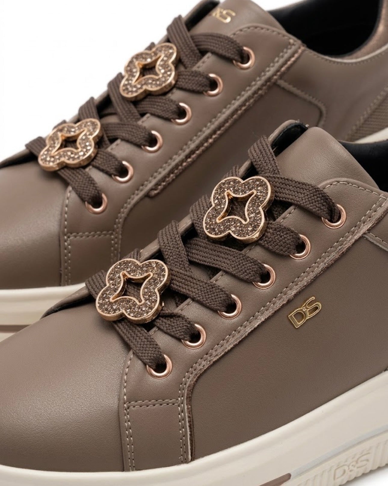 Sneakers donna Donna Serena in vera pelle tortora con zeppa platform beige, dettagli gioiello sui lacci e logo DS dorato - Buttò Calzature - dettaglio.