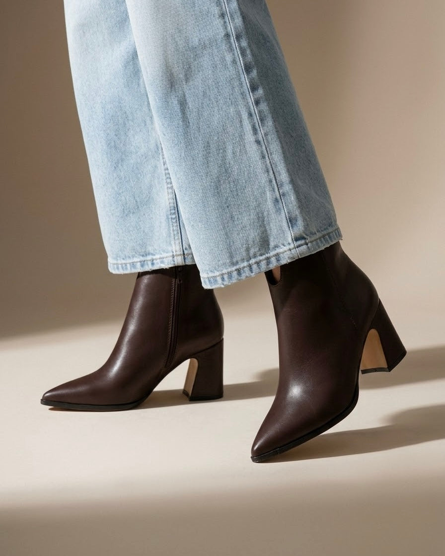 Stivaletti tronchetti da donna Kiss colore caffè con punta affusolata, tacco medio comodo e zip interna - Buttò Calzature - indossati.