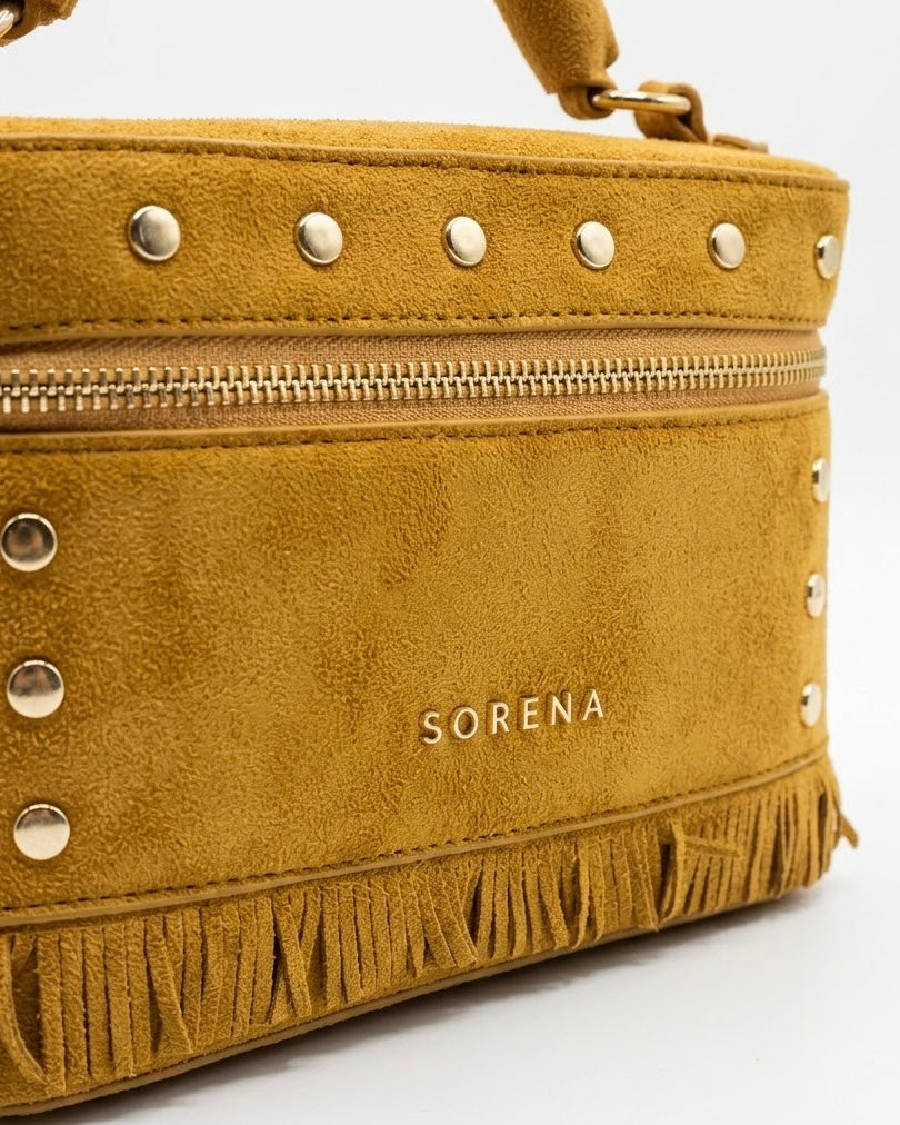 Borsa bauletto a mano e tracolla Sorena prodotta in Grecia in camoscio giallo ocra con manico intrecciato, borchie e frange - Buttò Calzature - logo.
