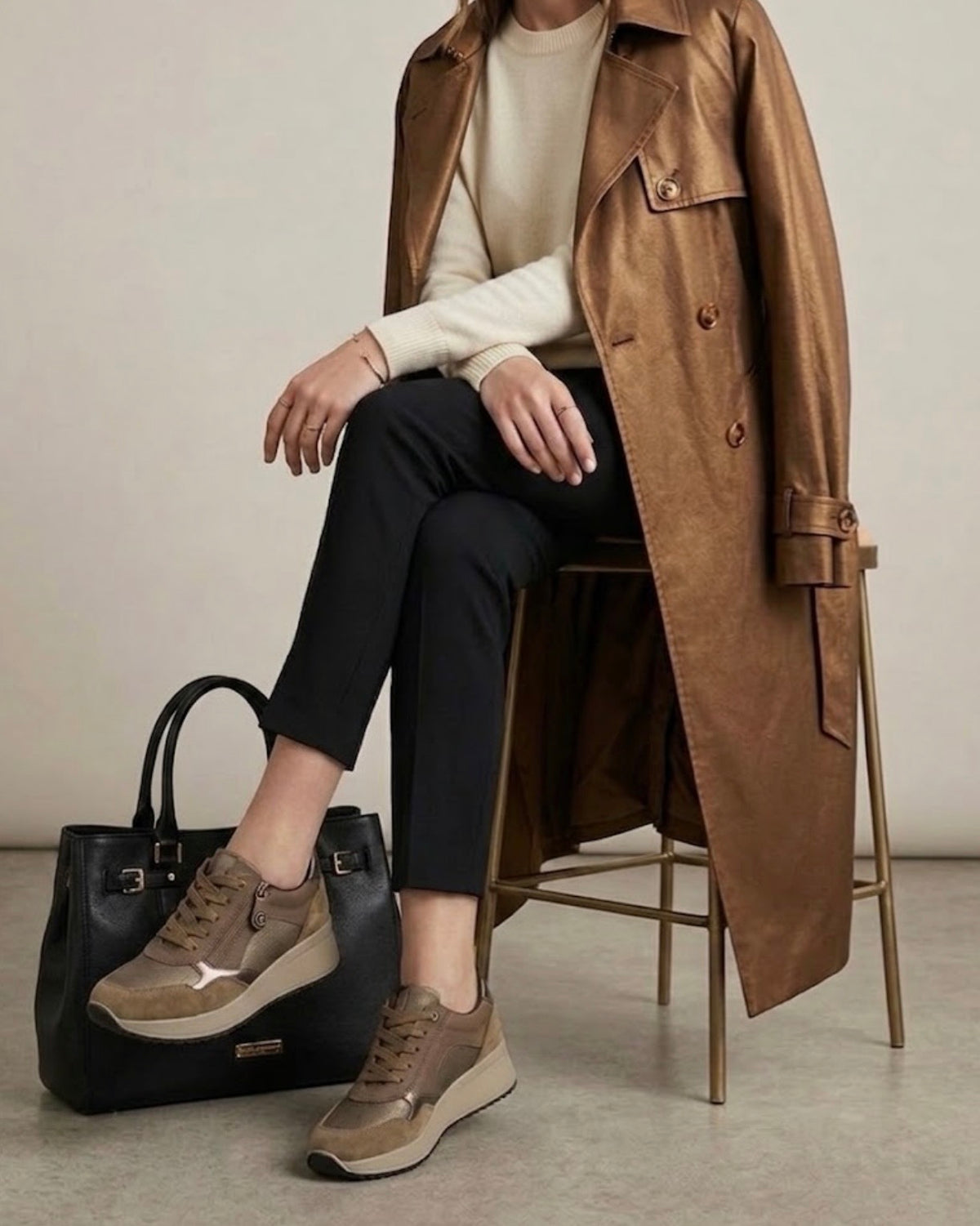 Sneakers da donna brand IMAC in pelle bronzo metallizzato e camoscio taupe, con lacci piatti e pratica zip laterale su suola platform beige - modella.