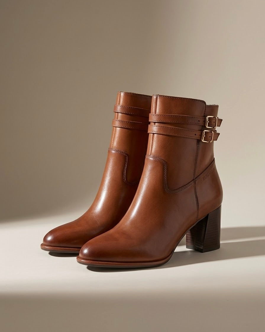 Stivaletti tronchetti Tamaris in vera pelle cuoio con tacco largo e doppi cinturini con fibbie dorate - Buttò Calzature.