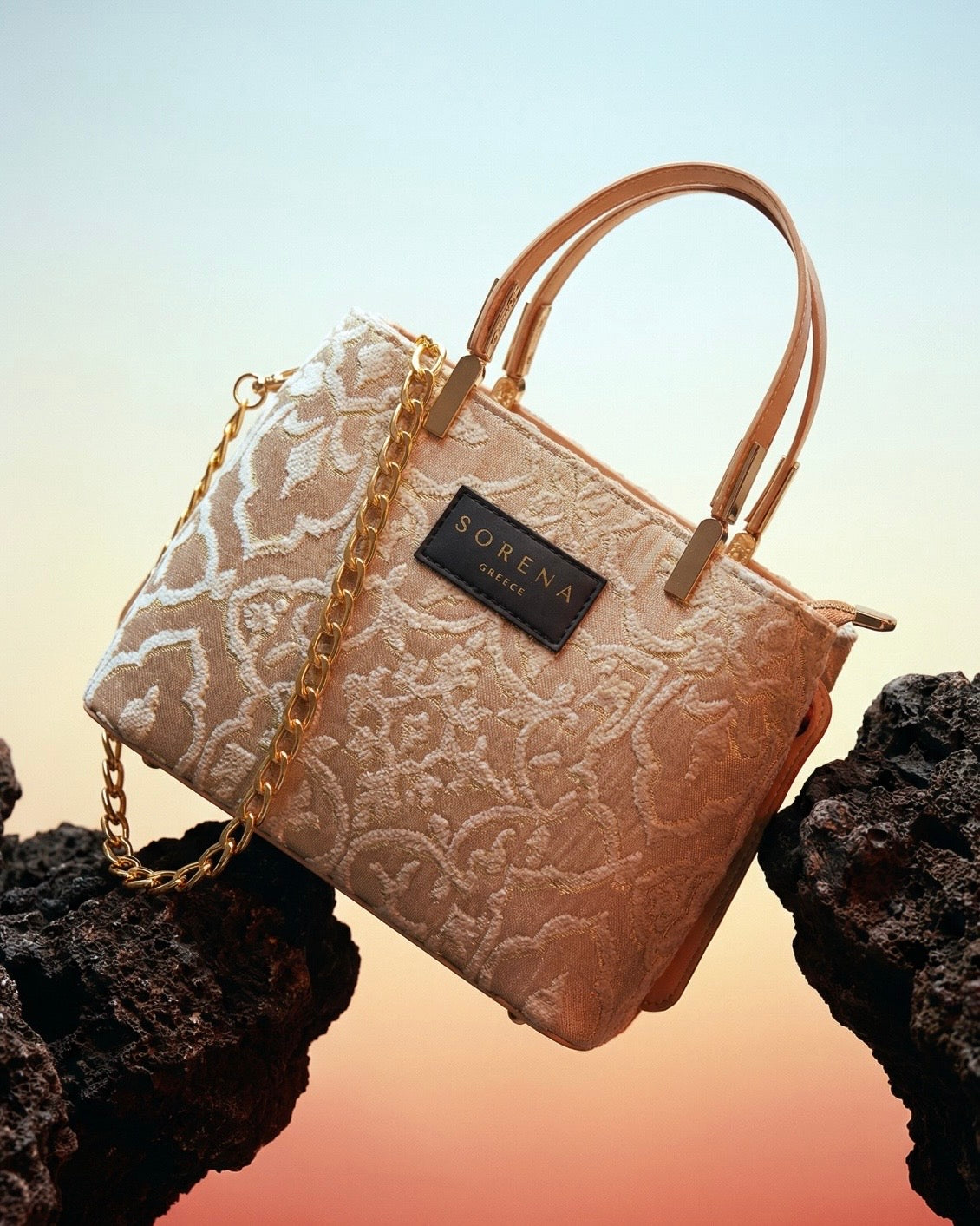 Borsa a mano e tracolla Sorena prodotta in Grecia in tessuto jacquard damascato beige e oro con manici rosa cipria, etichetta nera e catena dorata - Buttò Calzature.