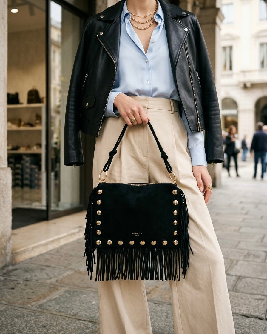 Borsa a spalla Sorena prodotta in Grecia in camoscio nero con borchie metalliche dorate e frange laterali - Buttò Calzature - modella.