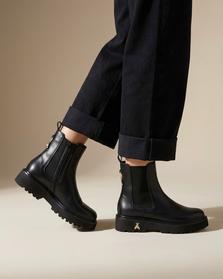 Stivaletti chelsea da donna Patrizia Pepe in vera pelle liscia nera con elastico laterale, Fly gioiello posteriore e suola chunky carrarmato - Buttò Calzature - indossati.