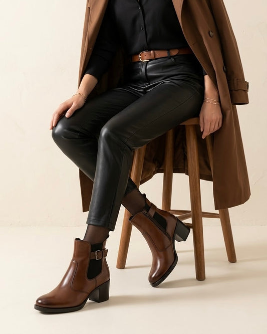 Stivaletti chelsea da donna in pelle marrone scuro con tacco largo e fibbia laterale decorativa - modella.