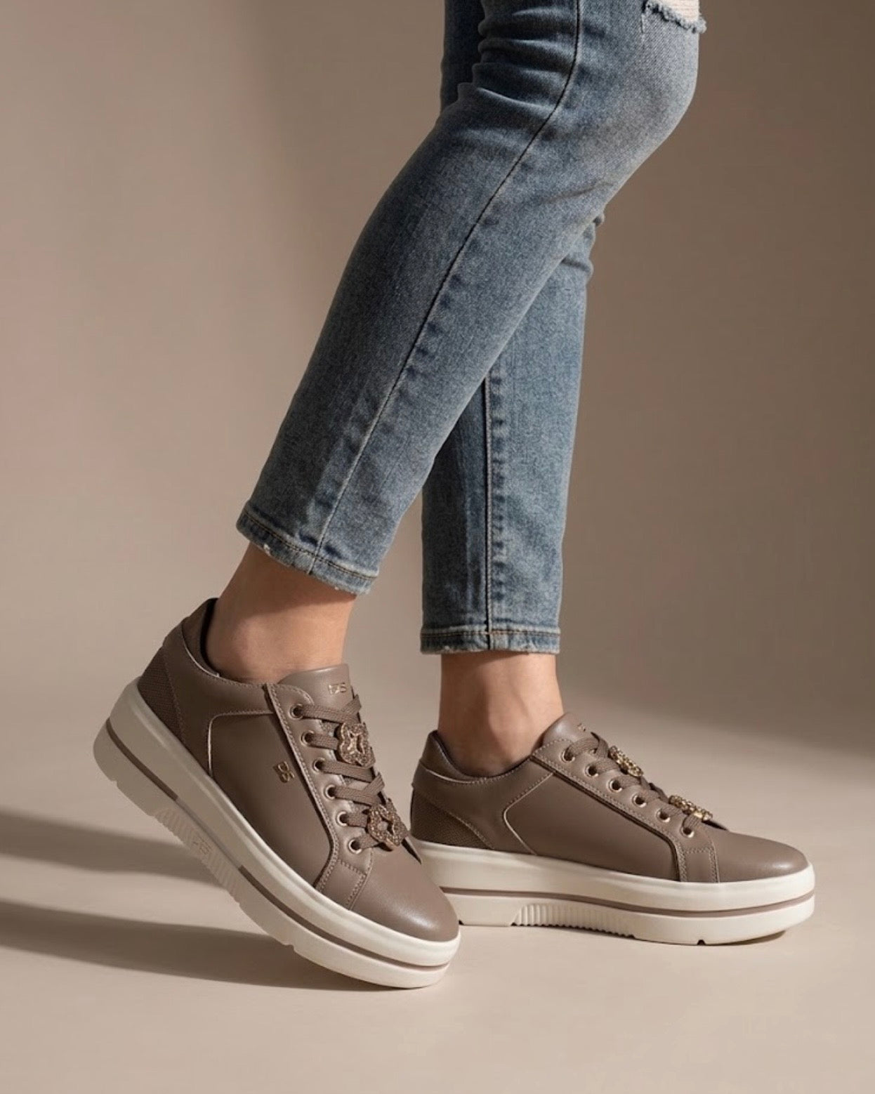 Sneakers donna Donna Serena in vera pelle tortora con zeppa platform beige, dettagli gioiello sui lacci e logo DS dorato - Buttò Calzature - indossate.