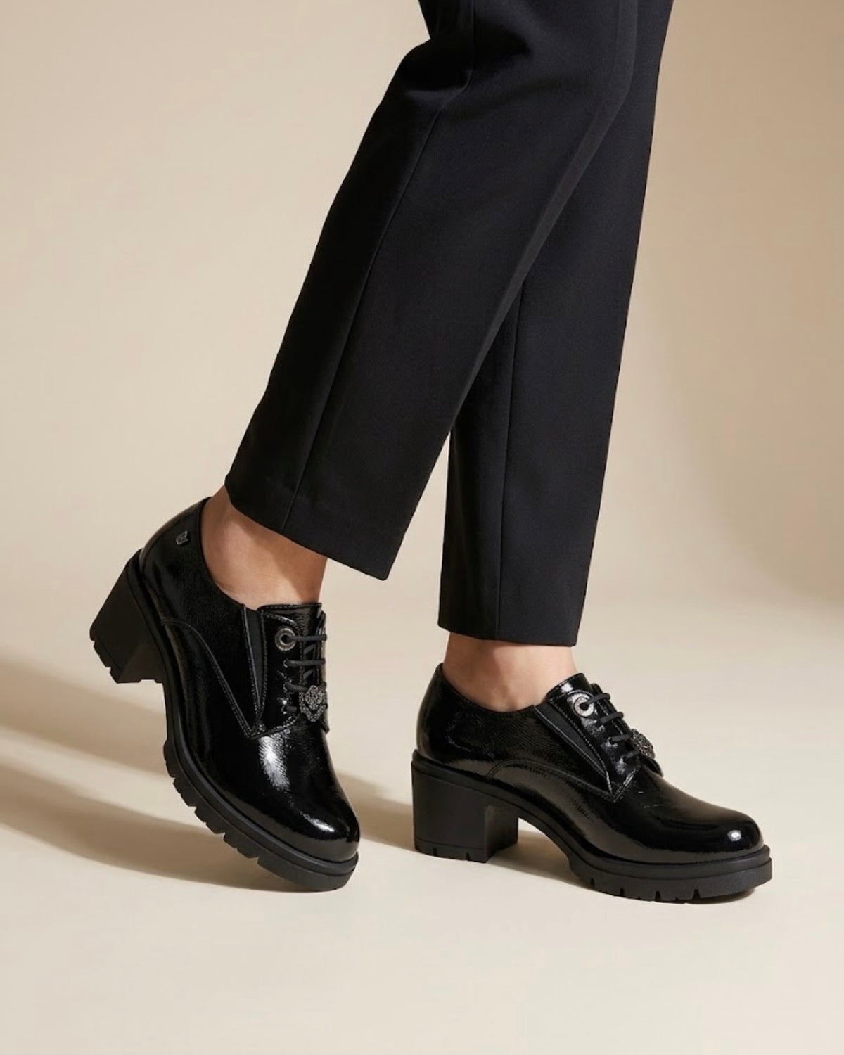 Scarpe stringate da donna Donna Serena in vera pelle verniciata nero lucido con tacco largo, suola roccia e accessorio fiore con strass - Buttò Calzature - indossate.