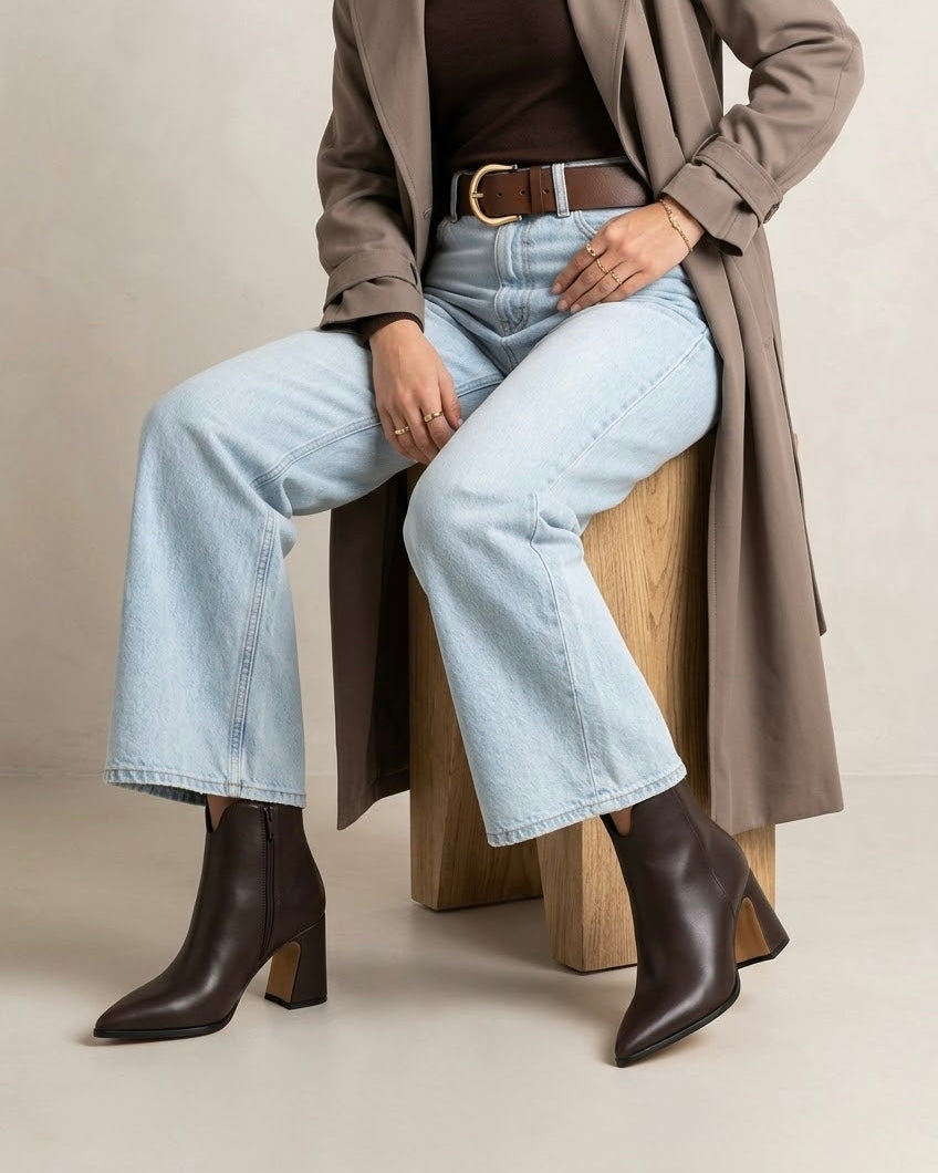 Stivaletti tronchetti da donna Kiss colore caffè con punta affusolata, tacco medio comodo e zip interna - Buttò Calzature - modella.