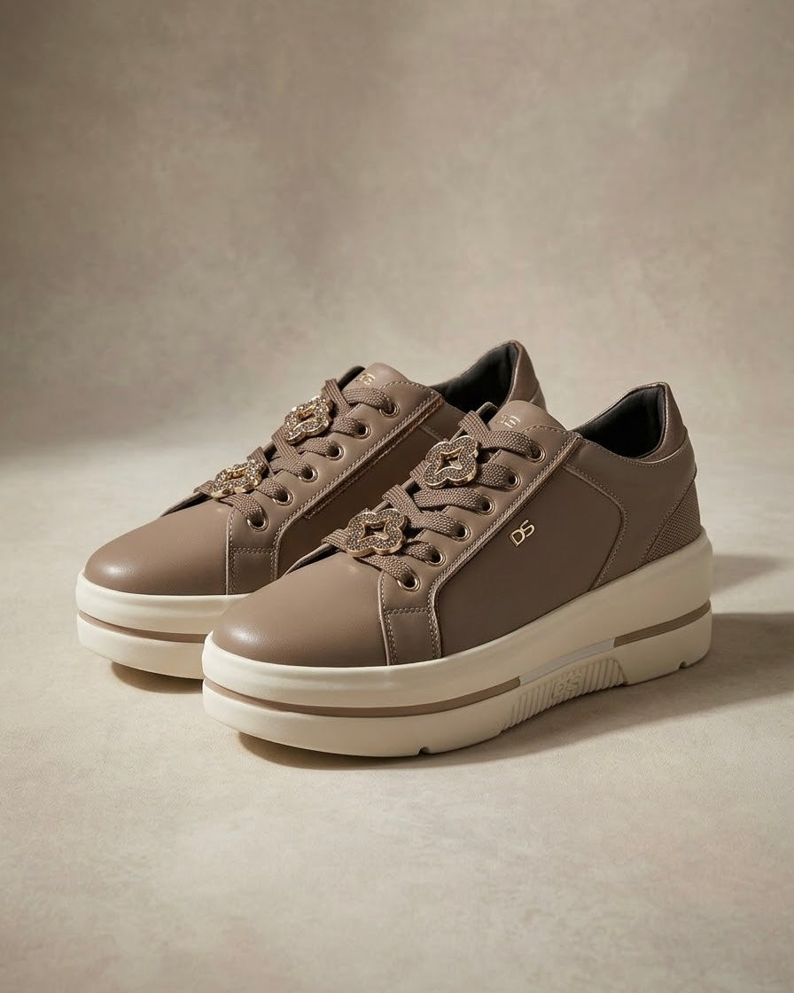 Sneakers donna Donna Serena in vera pelle tortora con zeppa platform beige, dettagli gioiello sui lacci e logo DS dorato - Buttò Calzature.