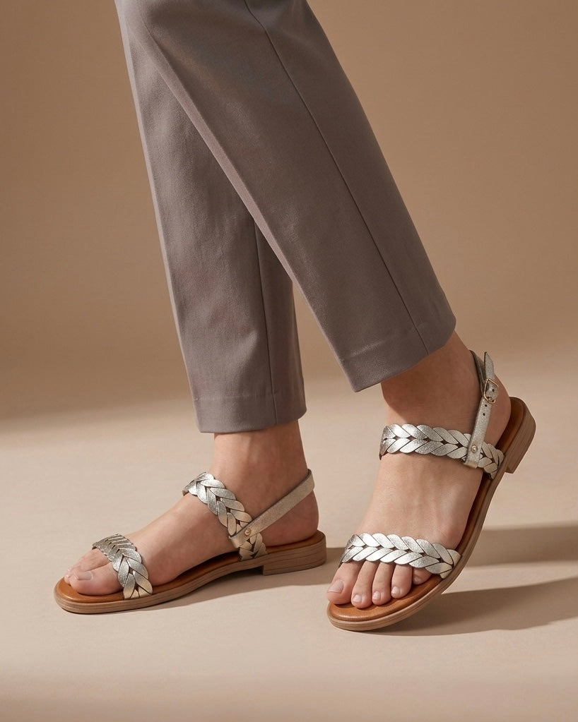 Sandalo basso donna in vera pelle laminata oro platino con listini anteriori e posteriori lavorati a treccia e plantare memory foam Buttò Calzature-indossati.