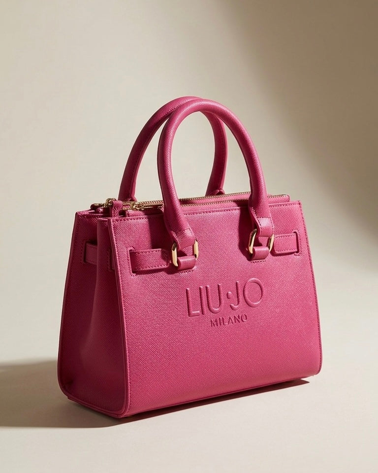 Borsa a mano rigida Liu Jo fucsia acceso con logo grande "LIU·JO MILANO" impresso in rilievo sul davanti, doppi manici e scomparti superiori con cerniere dorate.