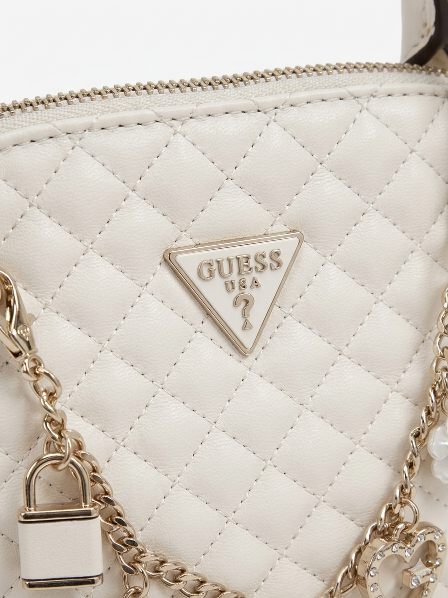 Borsa a bauletto Guess trapuntata bianca con charms gioiello dorati e logo a triangolo - Buttò Calzature-dettaglio.