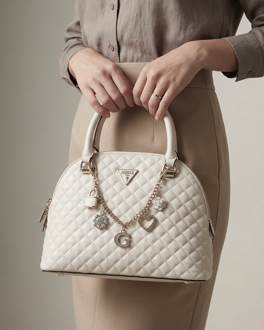 Borsa a bauletto Guess trapuntata bianca con charms gioiello dorati e logo a triangolo - Buttò Calzature-modella.
