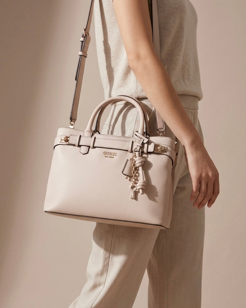 Borsa a mano Guess in ecopelle martellata color grigio tortora con charm logo e chiusura a cintura - Buttò Calzature - modella.