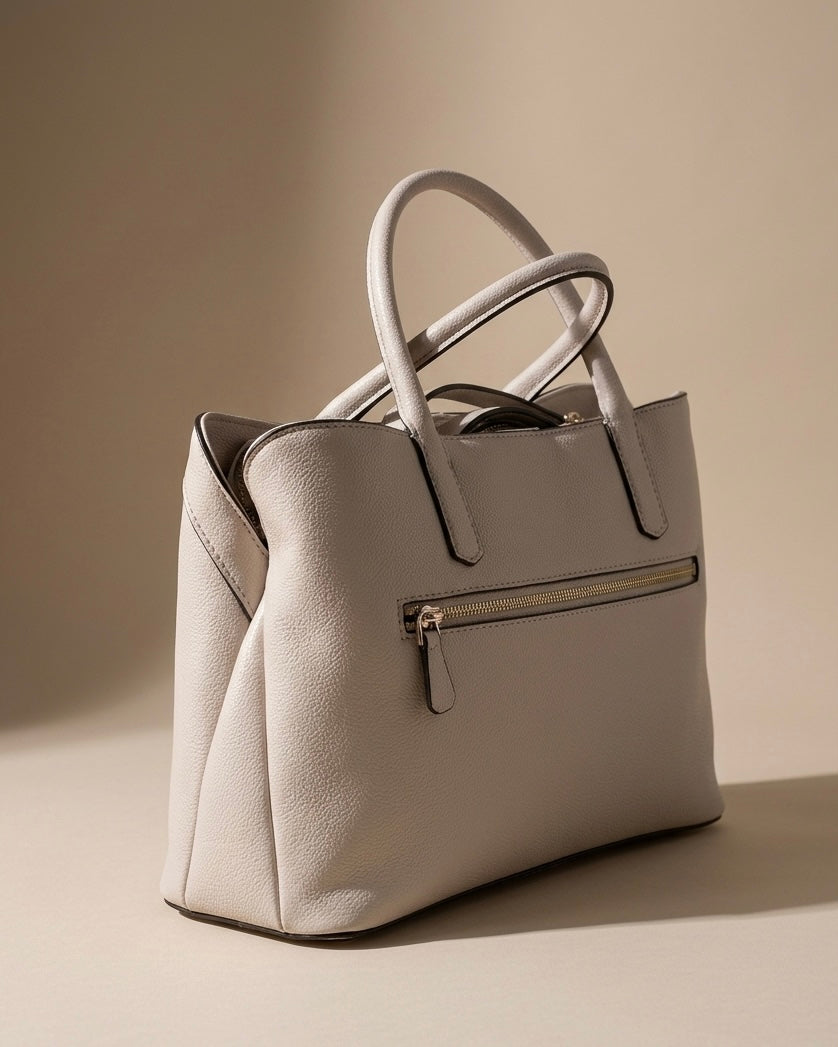 Borsa a mano Guess in ecopelle martellata color grigio tortora con charm logo e chiusura a cintura - Buttò Calzature-retro.