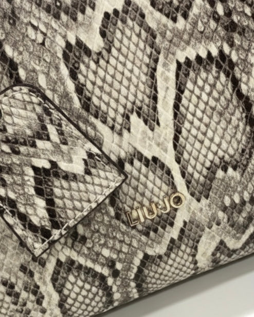 Borsa a mano Liu Jo con trama pitonata grigia e nera, manico rigido in bamboo e pendaglio dorato a forma di cuore - dettaglio logo 