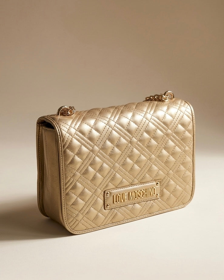Borsa a spalla Love Moschino oro metallizzato con trapuntatura geometrica e tracolla a catena dorata.