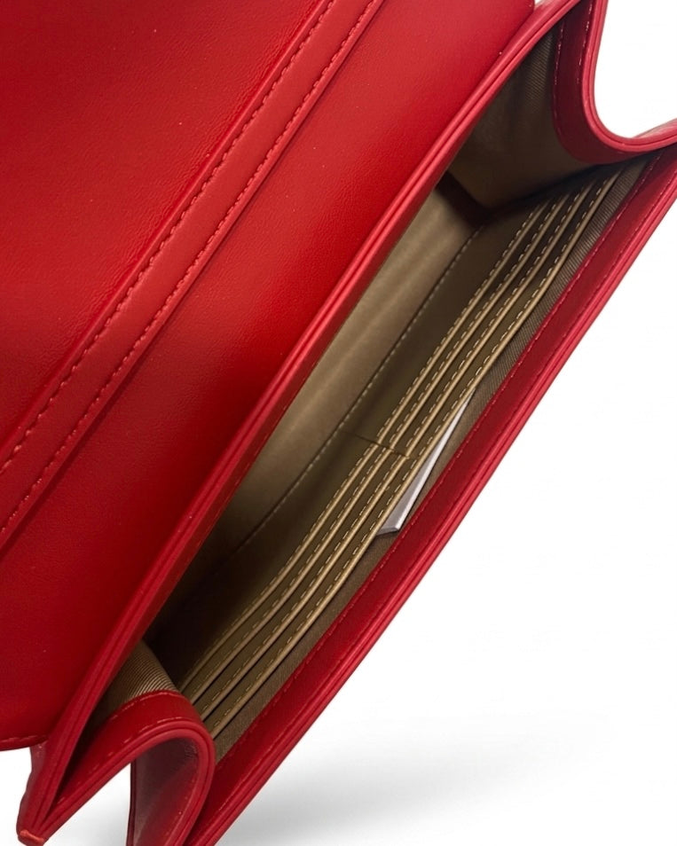 Borsa donna Love Moschino rossa elegante con copertura di strass, logo metallico dorato e tracolla a catena gold-interno.