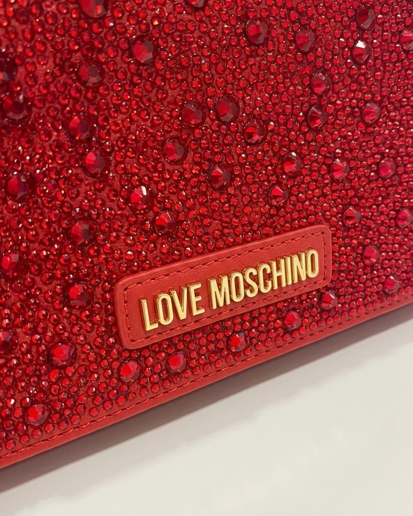Borsa donna Love Moschino rossa elegante con copertura di strass, logo metallico dorato e tracolla a catena gold-logo.