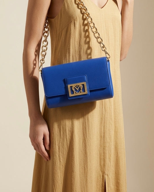 Borsa a spalla Love Moschino blu elettrico con maxi catena dorata e placca logo frontale - Buttò Calzature-modella.