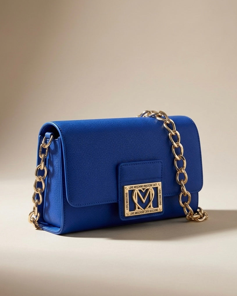 Borsa a spalla Love Moschino blu elettrico con maxi catena dorata e placca logo frontale - Buttò Calzature.