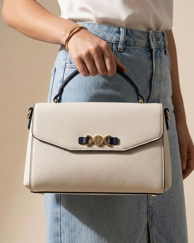 Borsa a mano con patta Beverly Hills Polo Club bianca martellata con manico blu scuro e morsetto dorato frontale - Buttò Calzature - modella.