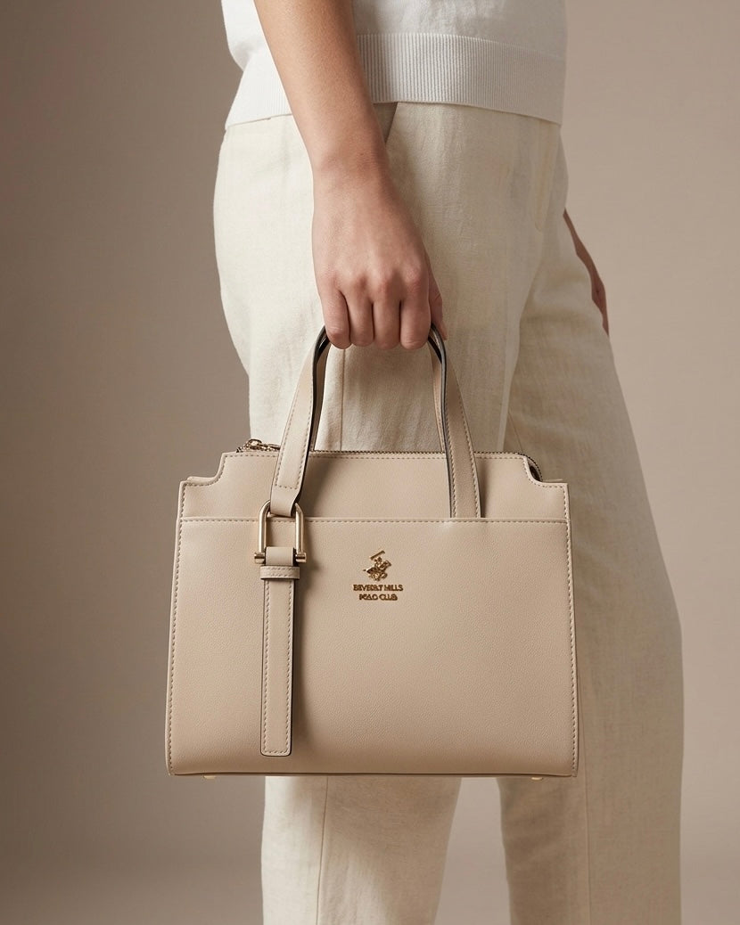 Borsa a mano Beverly Hills Polo Club color fango tortora strutturata con doppi manici, chiusura a zip e logo dorato frontale - Buttò Calzature - modella.