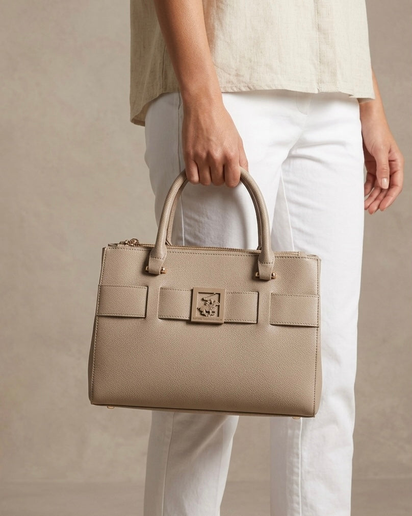 Borsa a mano Beverly Hills Polo Club color fango tortora con scomparti a zip, doppi manici e placca logo frontale - Buttò Calzature - modella.