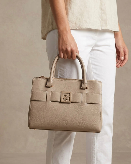 Borsa a mano Beverly Hills Polo Club color fango tortora con scomparti a zip, doppi manici e placca logo frontale - Buttò Calzature - modella.