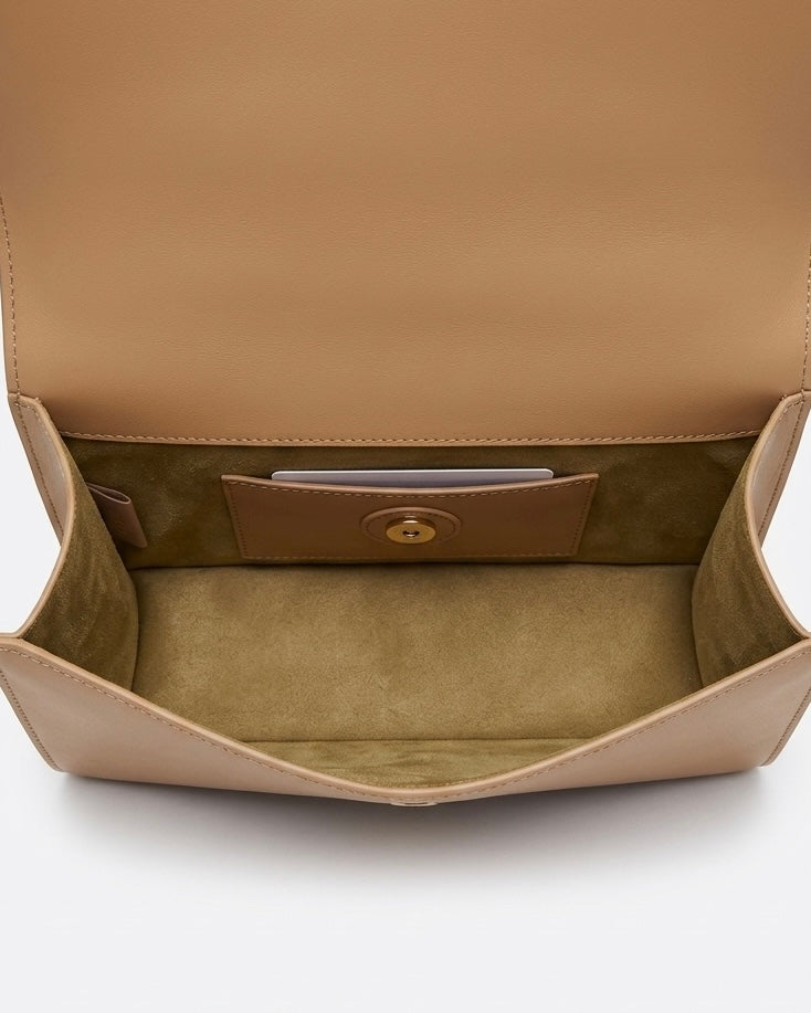 Borsa a spalla Love Moschino color taupe con logo frontale dorato e tracolla regolabile-interno.