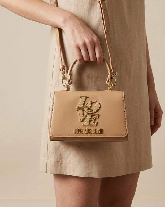 Borsa a mano Love Moschino beige in similpelle con logo dorato frontale e tracolla-modella.