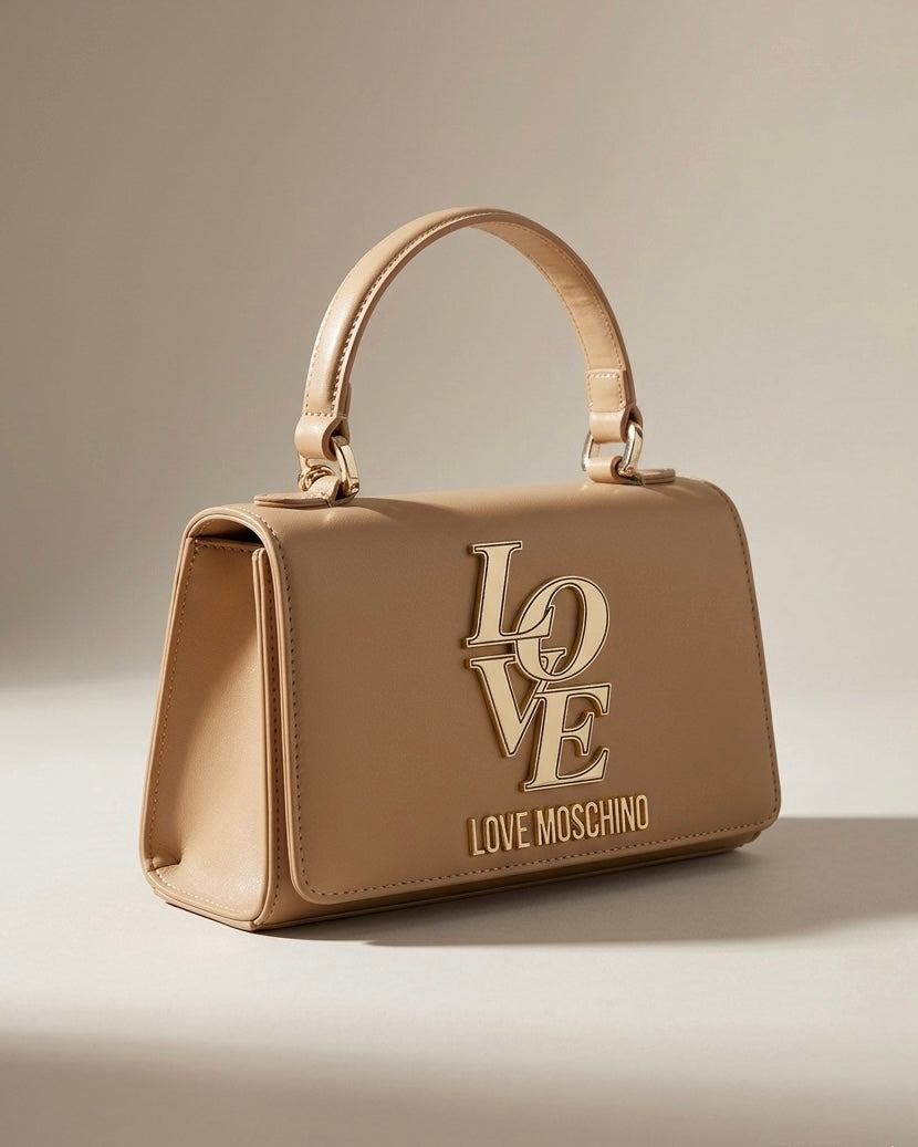 Borsa a mano Love Moschino beige in similpelle con logo dorato frontale e tracolla.
