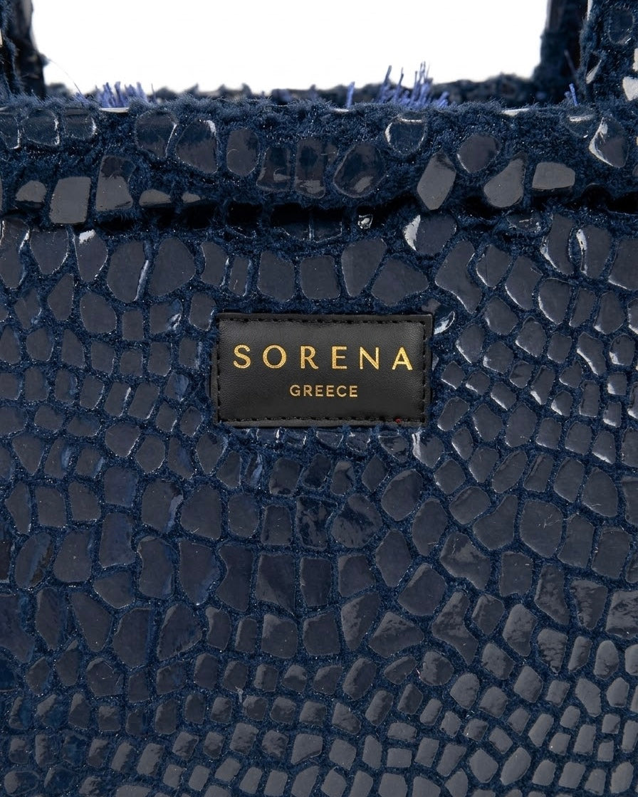Borsa a mano Sorena prodotta in Grecia con trama effetto coccodrillo blu notte, frange blu elettrico e manici morbidi - Buttò Calzature - logo.
