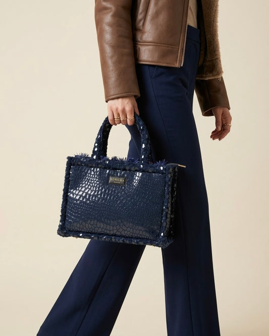Borsa a mano Sorena prodotta in Grecia con trama effetto coccodrillo blu notte, frange blu elettrico e manici morbidi - Buttò Calzature - modella.