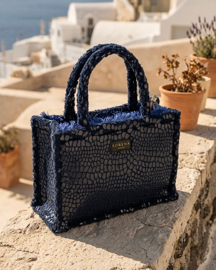 Borsa a mano Sorena prodotta in Grecia con trama effetto coccodrillo blu notte, frange blu elettrico e manici morbidi - Buttò Calzature.
