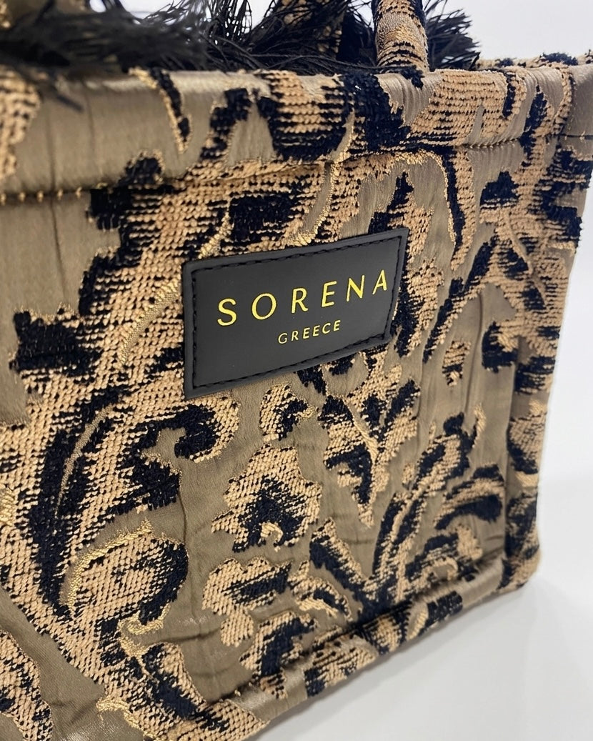 Borsa a mano Sorena prodotta in Grecia in tessuto jacquard damascato nero e oro con frange e manici in tinta - Buttò Calzature - logo.