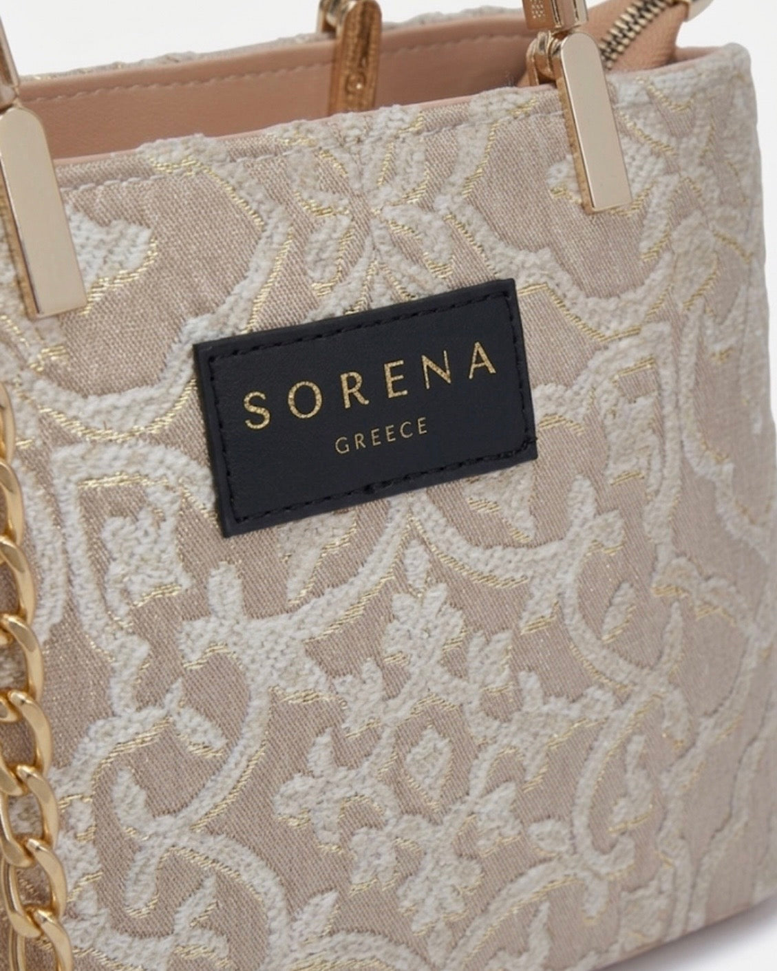 Borsa a mano e tracolla Sorena prodotta in Grecia in tessuto jacquard damascato beige e oro con manici rosa cipria, etichetta nera e catena dorata - Buttò Calzature-logo.