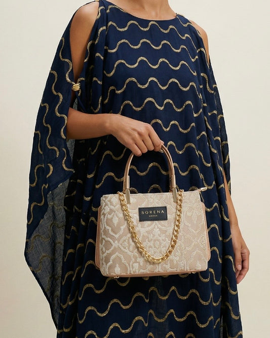 Borsa a mano e tracolla Sorena prodotta in Grecia in tessuto jacquard damascato beige e oro con manici rosa cipria, etichetta nera e catena dorata - Buttò Calzature-modella.
