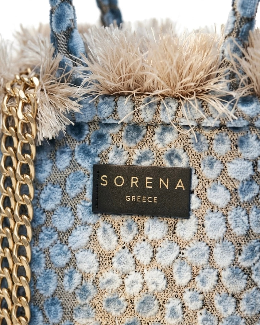 Borsa a mano Sorena prodotta in Grecia in tessuto jacquard vellutato azzurro avio a pois con frange beige e manici in tinta - Buttò Calzature - logo.