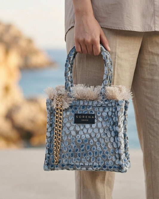 Borsa a mano Sorena prodotta in Grecia in tessuto jacquard vellutato azzurro avio a pois con frange beige e manici in tinta - Buttò Calzature - modella.