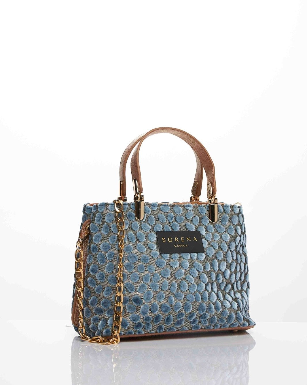 Borsa a mano Sorena prodotta in Grecia in tessuto jacquard vellutato azzurro avio a pois con manici nude cammello, etichetta nera e catena dorata - Buttò Calzature.