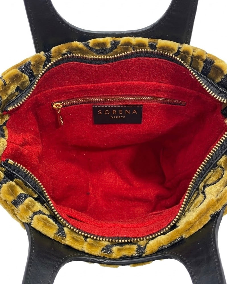 Borsa a mano e tracolla Sorena prodotta in Grecia in tessuto jacquard vellutato oro e nero con manici neri e catena dorata - Buttò Calzature - interno.
