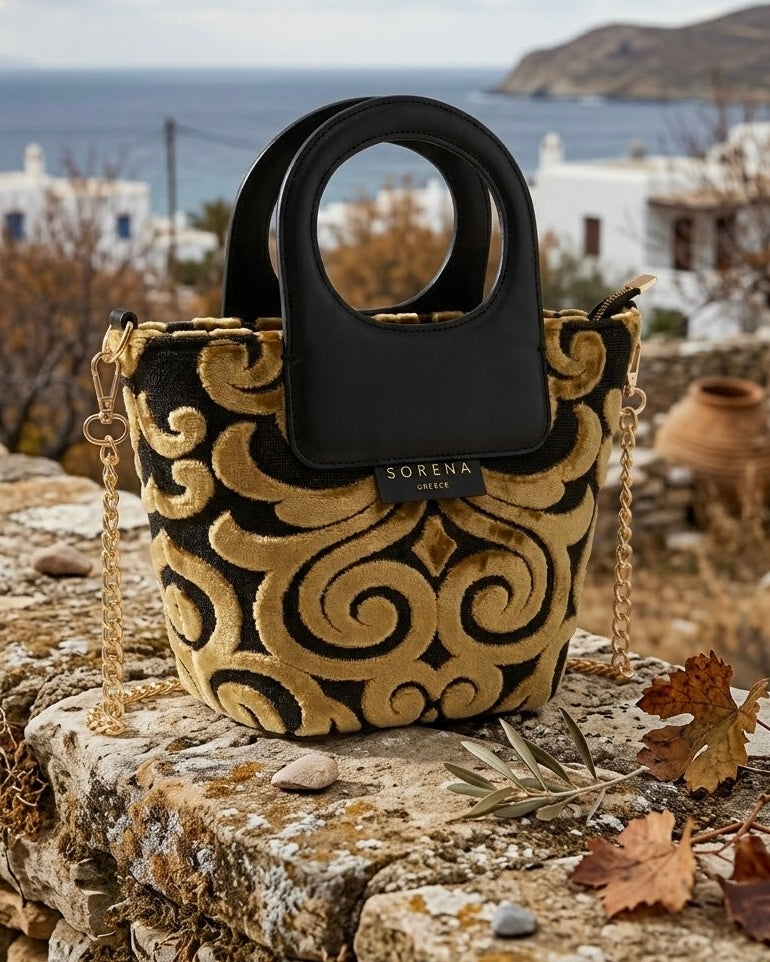 Borsa a mano e tracolla Sorena prodotta in Grecia in tessuto jacquard vellutato oro e nero con manici neri e catena dorata - Buttò Calzature.