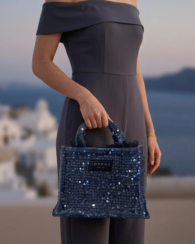 Borsa a mano Sorena prodotta in Grecia in tessuto scuro ricoperto di paillettes blu notte con manici coordinati - Buttò Calzature - modella.