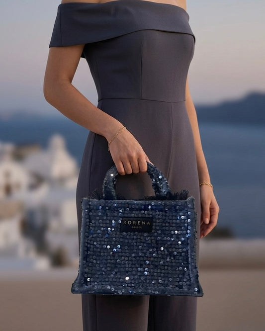 Borsa a mano Sorena prodotta in Grecia in tessuto scuro ricoperto di paillettes blu notte con manici coordinati - Buttò Calzature - modella.