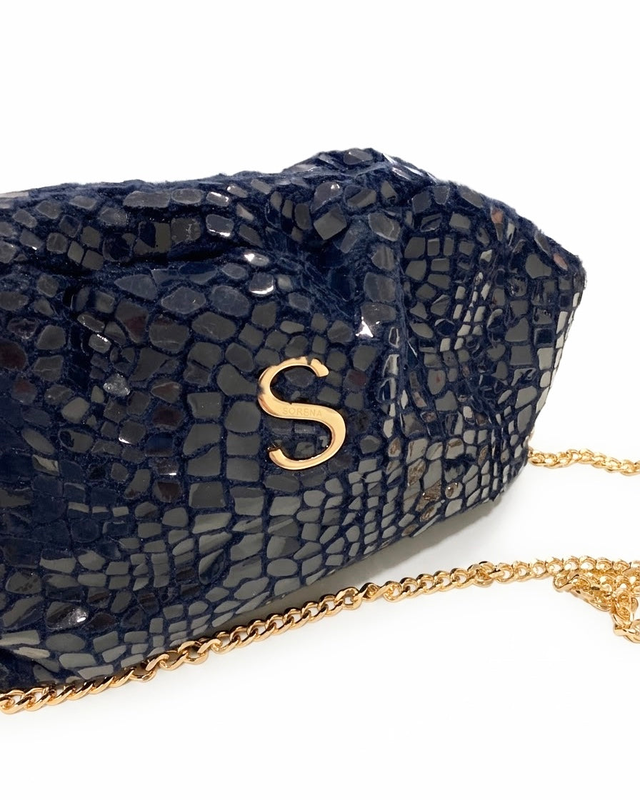 Borsa pochette clutch Sorena prodotta in Grecia con texture effetto coccodrillo blu notte, logo S e catena dorati - Buttò Calzature - logo.