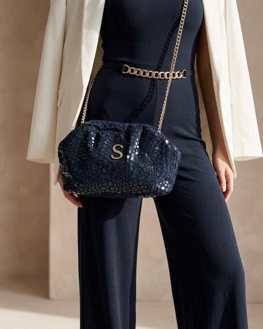 Borsa pochette clutch Sorena prodotta in Grecia con texture effetto coccodrillo blu notte, logo S e catena dorati - Buttò Calzature - modella.
